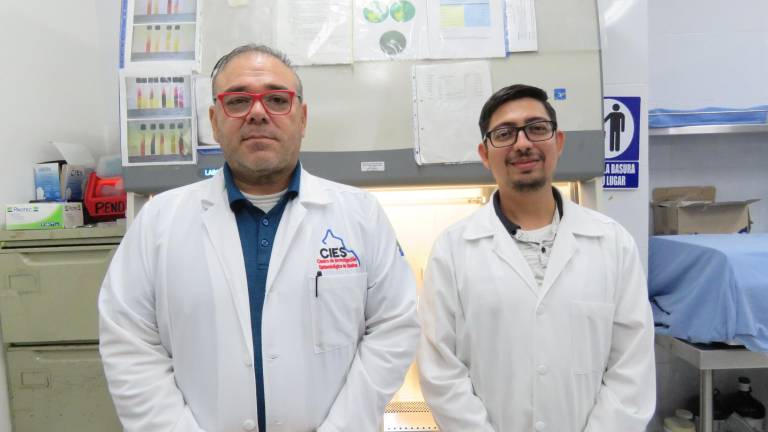 Saúl Beltrán Fernández, coordinador del Centro de Investigaciones Epidemiológicas de Sinaloa, y Luis Antonio Ochoa Ramírez, del Laboratorio de Medicina Genómica, del Hospital General de Culiacán.