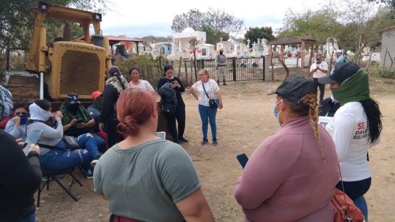Colectivos de búsqueda de Durango exigen ver lo que han hallado en fosa clandestina en Concordia.