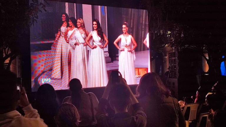 Decenas de mazatlecos dejaron sus actividades de lado en la Plazuela Machado