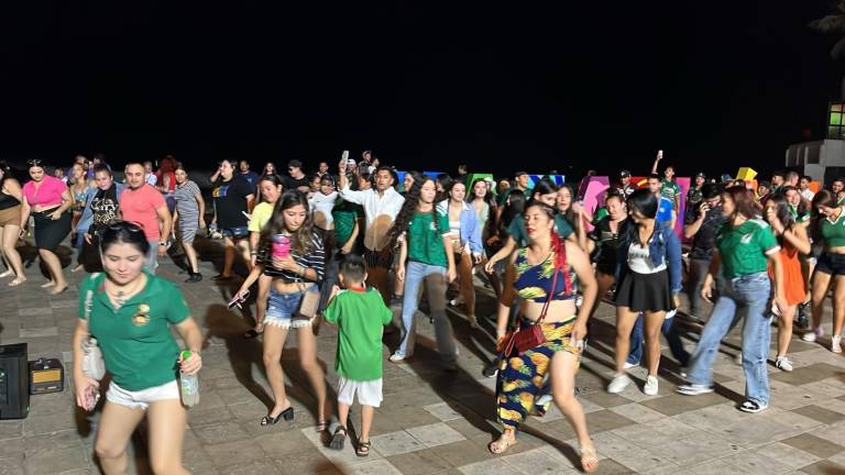 Los asistentes no perdieron la oportunidad de bailar “Payaso de Rodeo”.