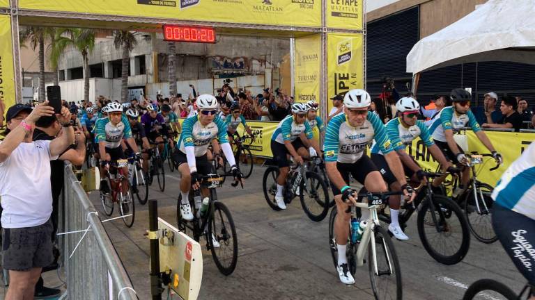 Cientos de ciclistas recorrieron las calles del puerto.