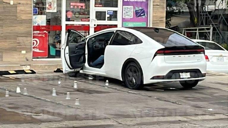 Edgar Iván quedó sin vida a bordo de un vehículo Toyota Prius blanco de modelo reciente.