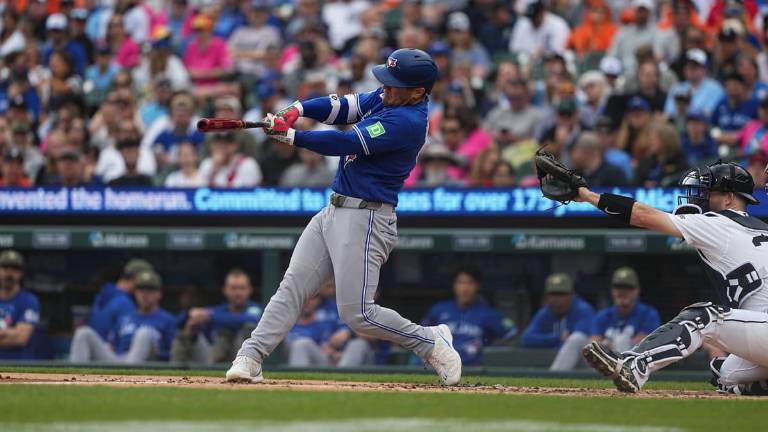 Varsho guía triunfo de Azulejos en extra innings ante Tigres.