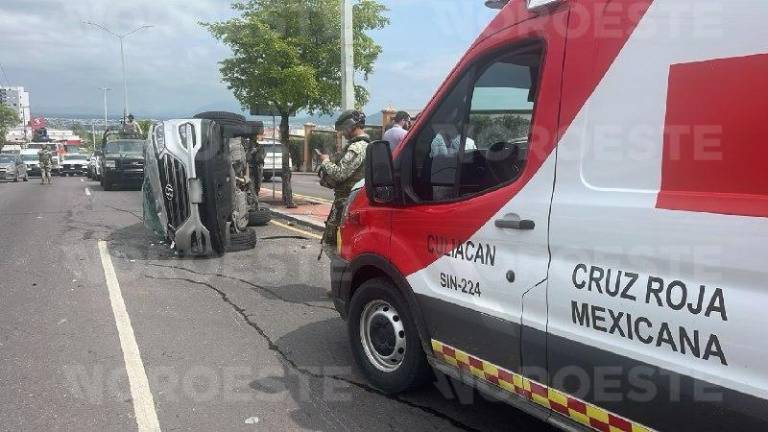 Elementos de seguridad supervisan las maniobras de auxilio tras la volcadura registrada en Montebello.