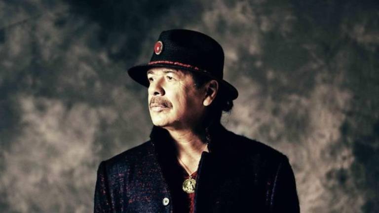 Sufre desmayo Carlos Santana en pleno concierto