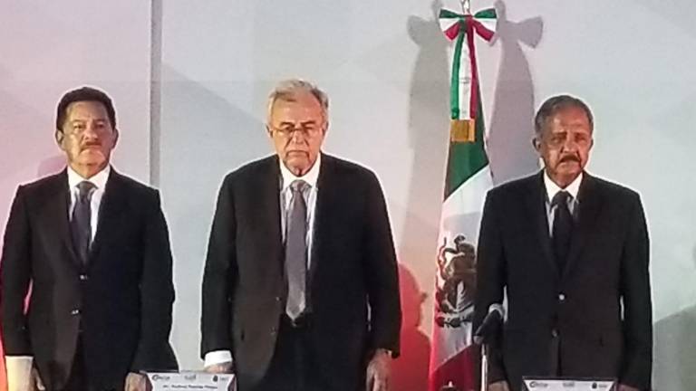 Rubén Rocha Moya estuvo presente en la toma de protesta de Jesús Estrada Ferreiro