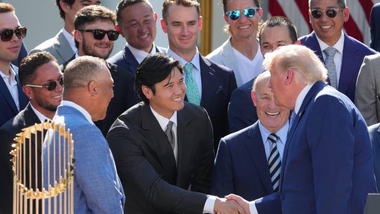 Donald Trump saluda a Shohei Ohtani.