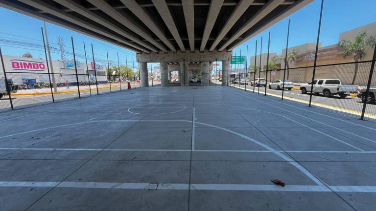 La nueva cancha bajo el puente ya muestra importantes avances.