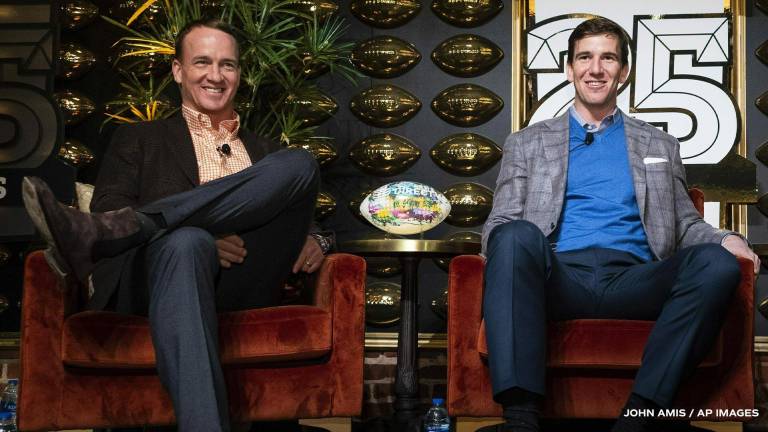 Peyton Manning (izquierda) no está considerado para tomar la gerencia general de Colts.