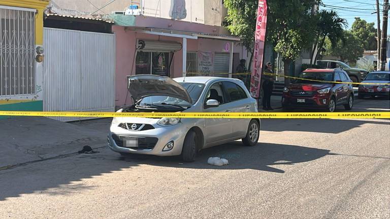 En un vehículo Nissan March murió un hombre tras el ataque armado en la sindicatura de Aguaruto, en Culiacán.