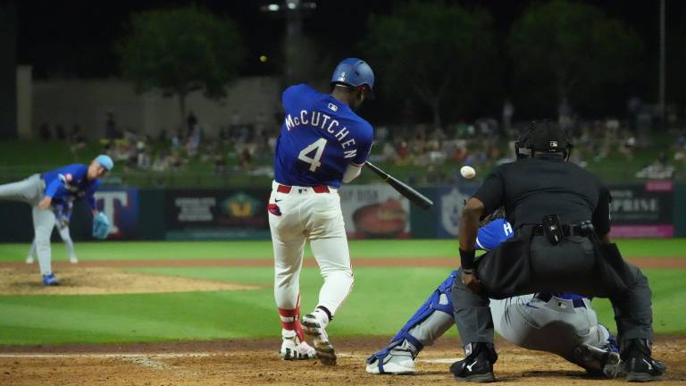El veterano Andrew McCutchen se hizo un lugar en el róster de los Rangers para el inicio de temporada.