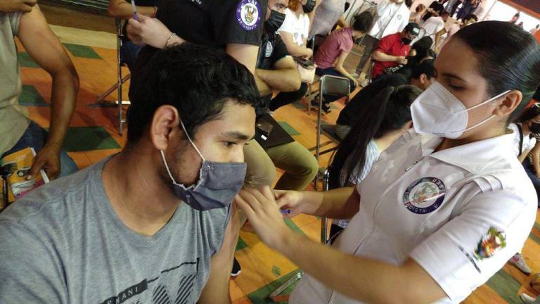 Brigadista de la Universidad Autónoma de Sinaloa aplicando la vacuna contra el Covid-19 en Culiacán.