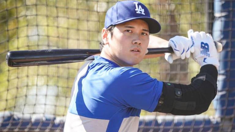 Shohei Ohtani ya da muestras de su talento con el bate en sus manos en el campamento de los Dodgers.