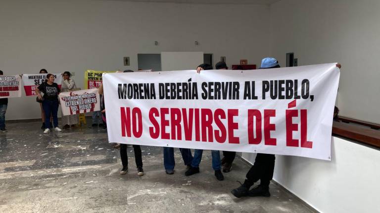 En un salón de la Zona Dorada de Mazatlán, legisladores de Morena presentaron su Primer Informe de Actividades Legislativas, mientras en el exterior se registraron protestas cuestionando su labor.