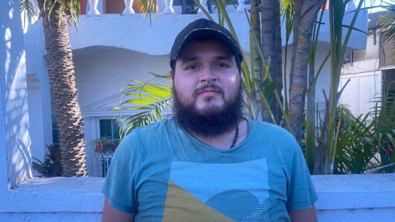 Ernesto Alejandro Romo Hueso realiza sus actividades diarias predominantemente con la parte izquierda de su cuerpo.