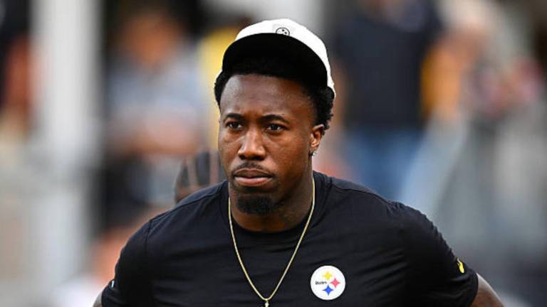 El esquinero de los Pittsburgh Steelers, Joey Porter Jr., habla con los medios el 24 de septiembre de 2026.
