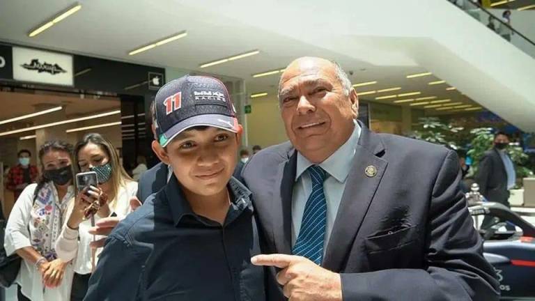 Papá de Checo Pérez ayudará a niño que vende botanas para conocer al piloto mexicano