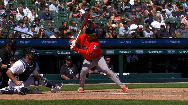 Astros remontan con doble productor de Isaac Paredes.