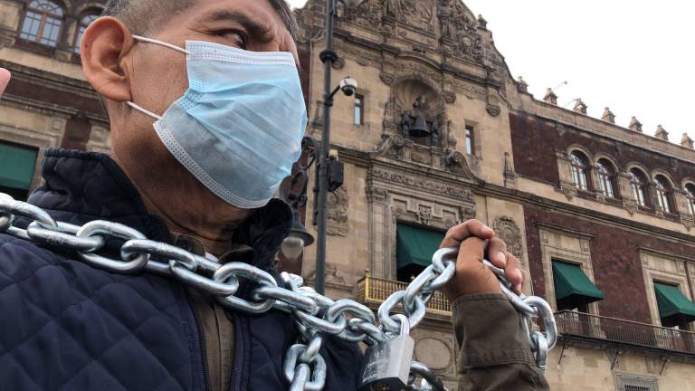 Inocencio Castillo López se colocó unas cadenas en protesta.