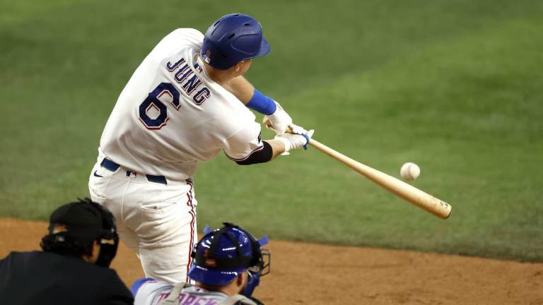 Josh Jung conectó jonrón para mantener a los Rangers con vida.