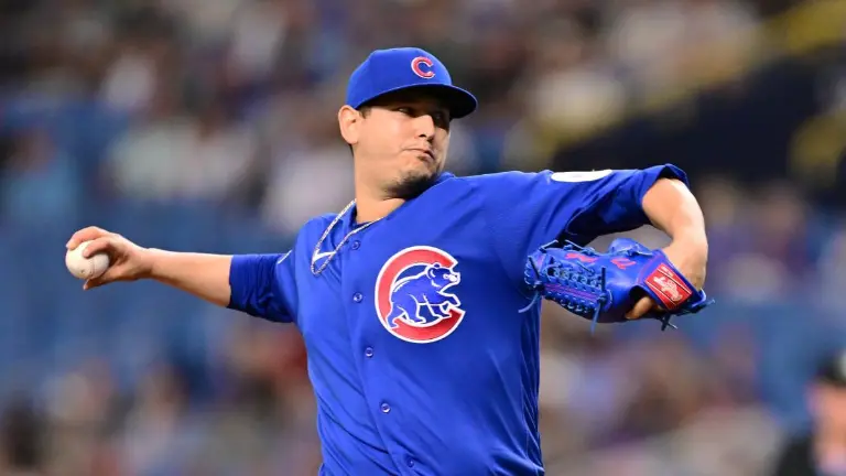 Javier Assad ayudó a la desgastada rotación de Chicago con un efectivo debut en la temporada.