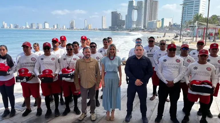 Entrega de uniformes y equipo al personal del Escuadrón de Salvamento Acuático de Mazatlán.