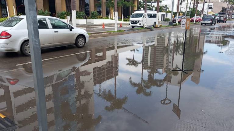 En menos de una hora de lluvia, se encharca la Zona Dorada, en Mazatlán