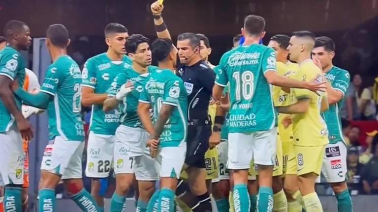 Se disculpa árbitro Fernando Hernández tras rodillazo