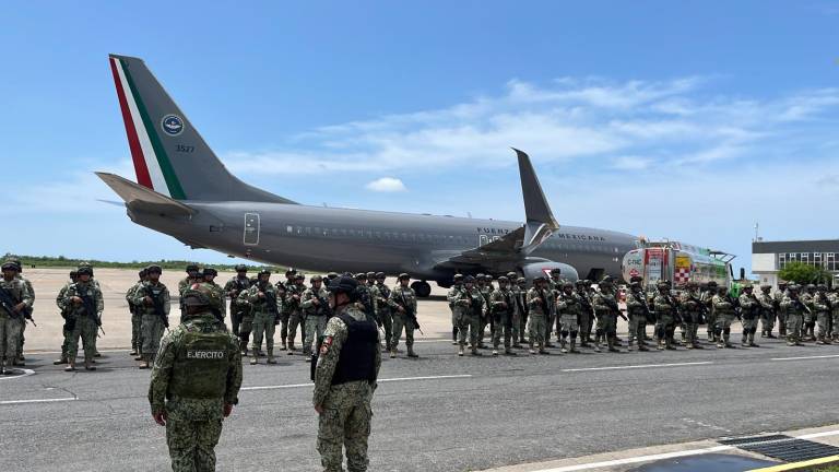 Más de 300 elementos del Ejército Mexicano arribaron al Aeropuerto de Mazatlán.