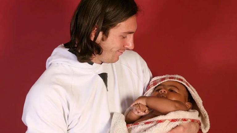Messi cargando a un bebé llamado Lamine Yamal.