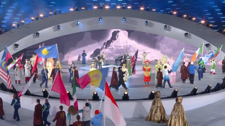 El desfile de los deportistas con sus banderas.