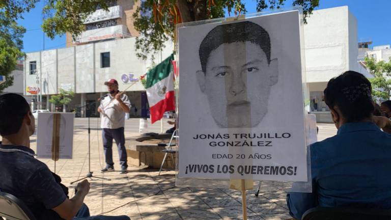 En Culiacán, recuerdan a los 43 normalistas de Ayotzinapa y exigen detener desapariciones