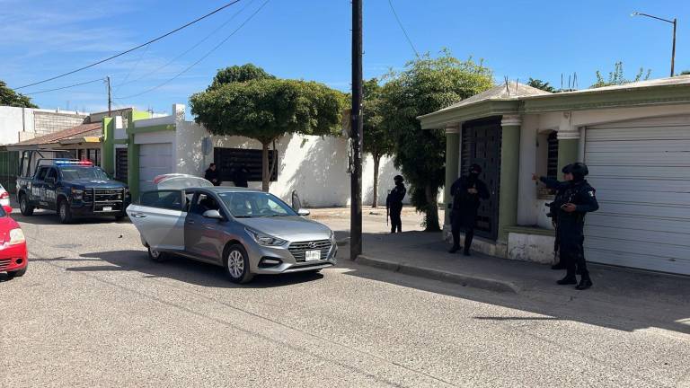 Uno de los autos se localizó entre las calles Pensamientos y Nardos, de la colonia La Florida.