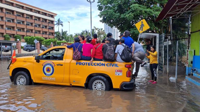Personal de Protección Civil apoyó a más de 250 trabajadores a cruzar la inundación de la zona de Conapesca.