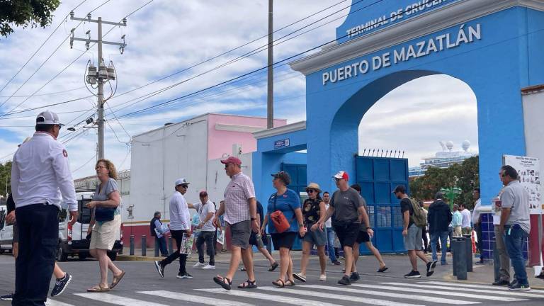 Los turistas descendieron de la embarcación desde temprana hora para comenzar a realizar sus recorridos.