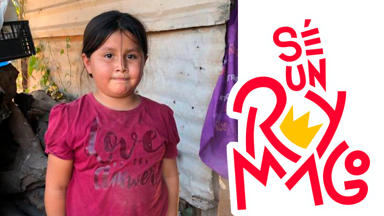 Su casa de láminas tiene un gran patio donde juega a las correteadas con sus hermanas.