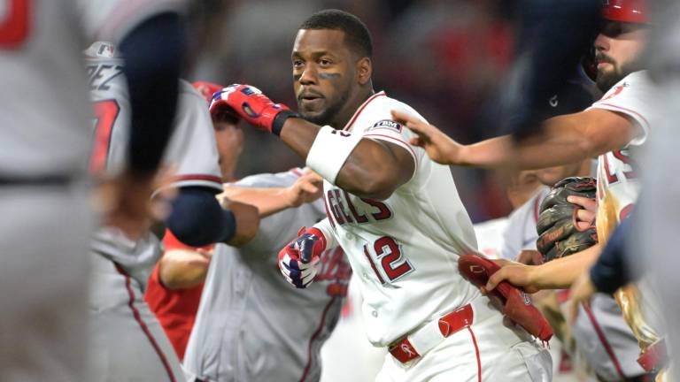 La sanción se deriva del incidente ocurrido durante la parte baja de la quinta entrada del juego del martes entre Bravos y Angelinos.