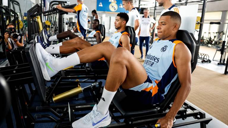 Kylian Mbappé tiene su primer día en la oficina.