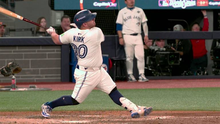 El tijuanense brilla con el guante y el bat, y ya hizo historia en la Serie Mundial.