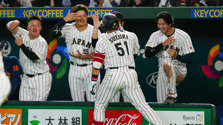 Japón pega tres jonrones en la tercera entrada.