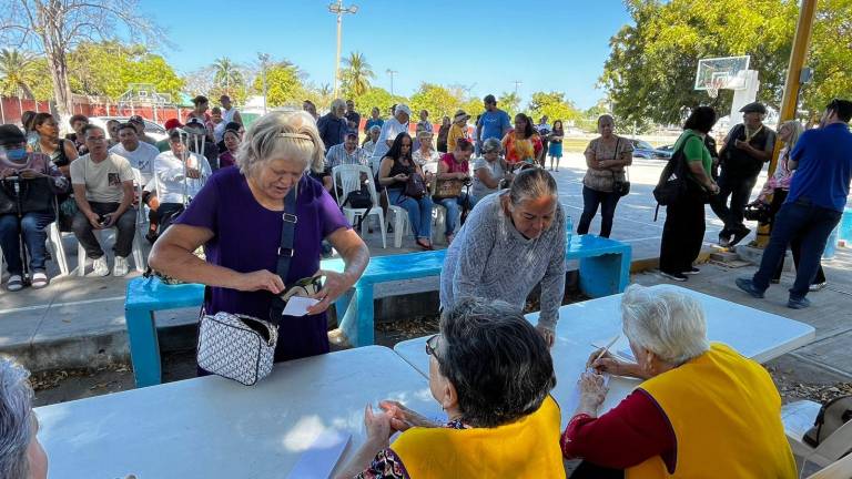 En Mazatlán el Club de Leones lleva a cabo una campaña de revisión de la vista y donación de lentes.