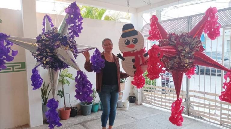 María del Carmen crea arte con las piñatas que elabora.