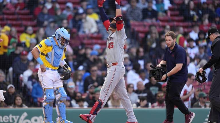 Joey Meneses se la vuela en la segunda entrada.