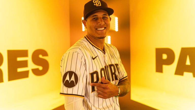 Manny Machado modeló el jersey con el parche de Motorola que los Padres usarán a partir de 2023.