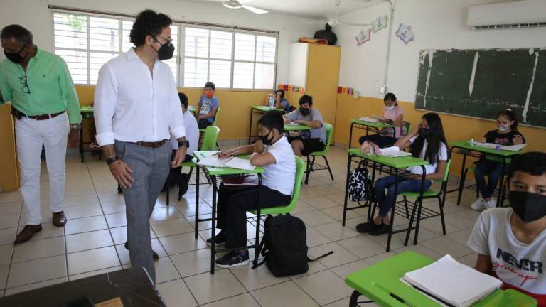 El titular de la SEPyC, Juan Alfonso Mejía López, de visita en un Centro Comunitario de Aprendizaje.