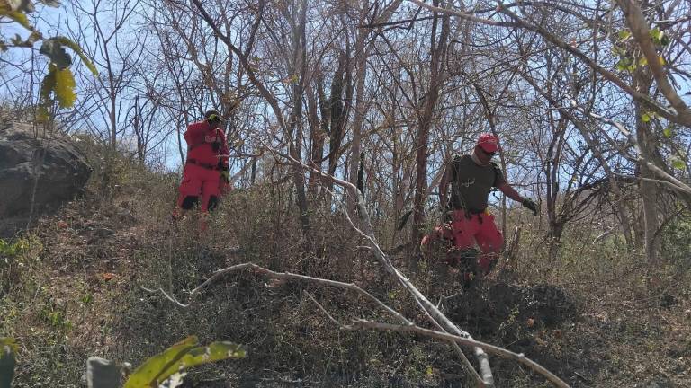 Personal del Ejército y de Protección Civil ingresan a zona donde extravió un periodista.