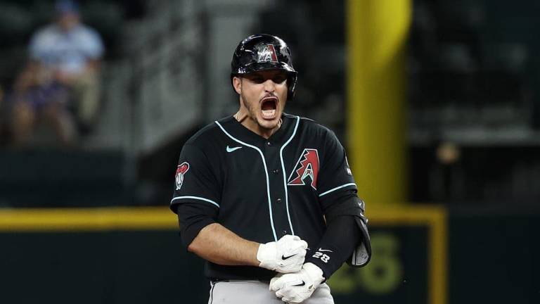 Nolan Arenado es uno de los pocos peloteros en activo en acumular 2 mil o más imparables en las Mayores.