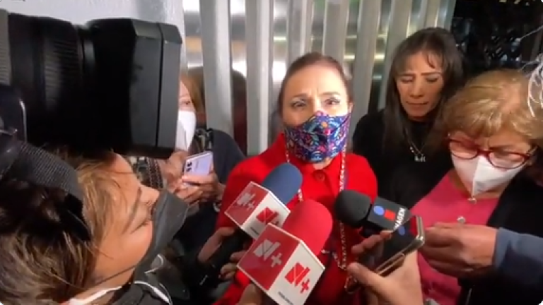 Rosario Robles Berlanga al salir de prisión