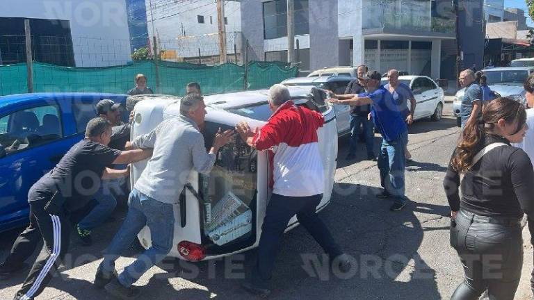 Cuerpos de auxilio brindan atención a la lesionada tras el choque y volcadura en la colonia Centro.