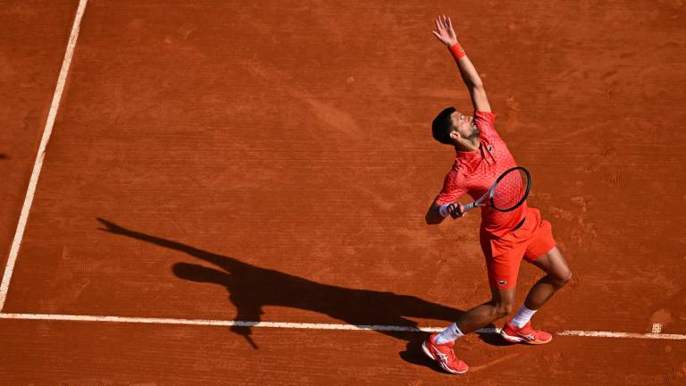 Novak Djokovic, de menos a más en su debut sobre tierra ante el ruso Ivan Gakhov